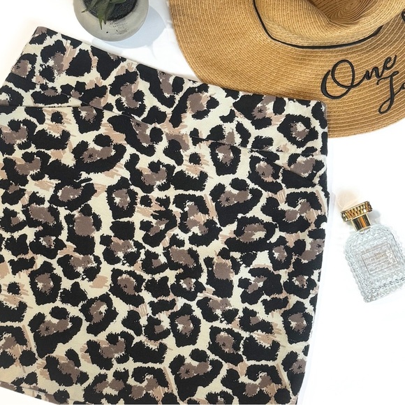Ann Taylor Loft Animal print mini skirt ❤️ - Picture 2 of 8